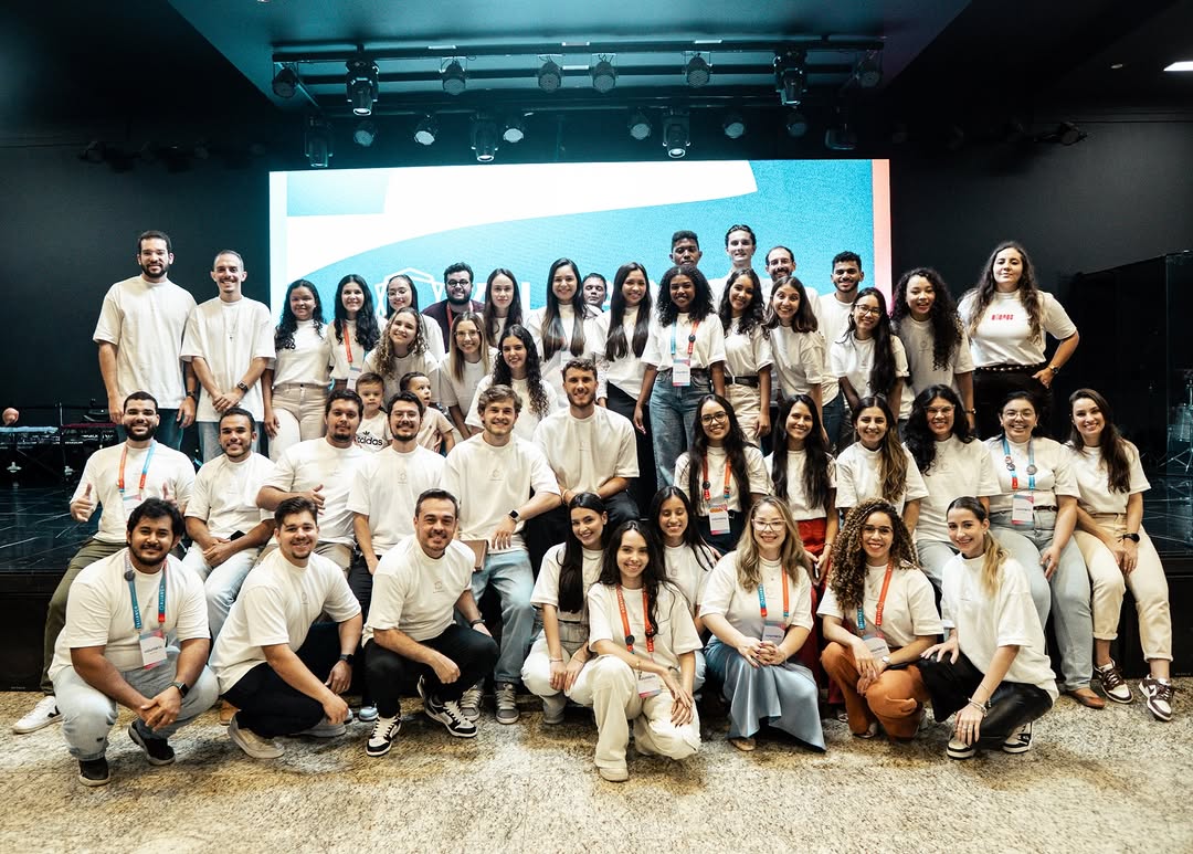 Equipe de voluntários do Aliança reunida com versículo de Gálatas